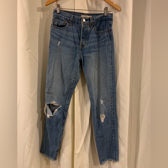 Levi's Wedgie Jeans Womens 28 Button Fly 100% Cotton Medium Wash Distressed Blue - Picture 1 of 7